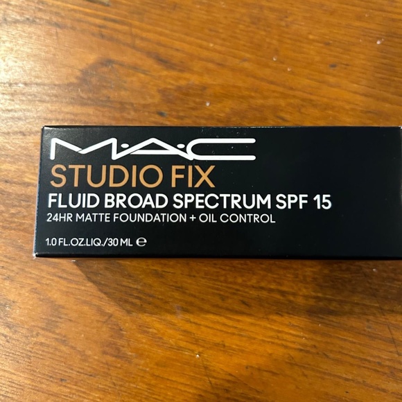 MAC Studio Fix Fluid Matte Foundation BRAND NEW - Picture 3 of 7